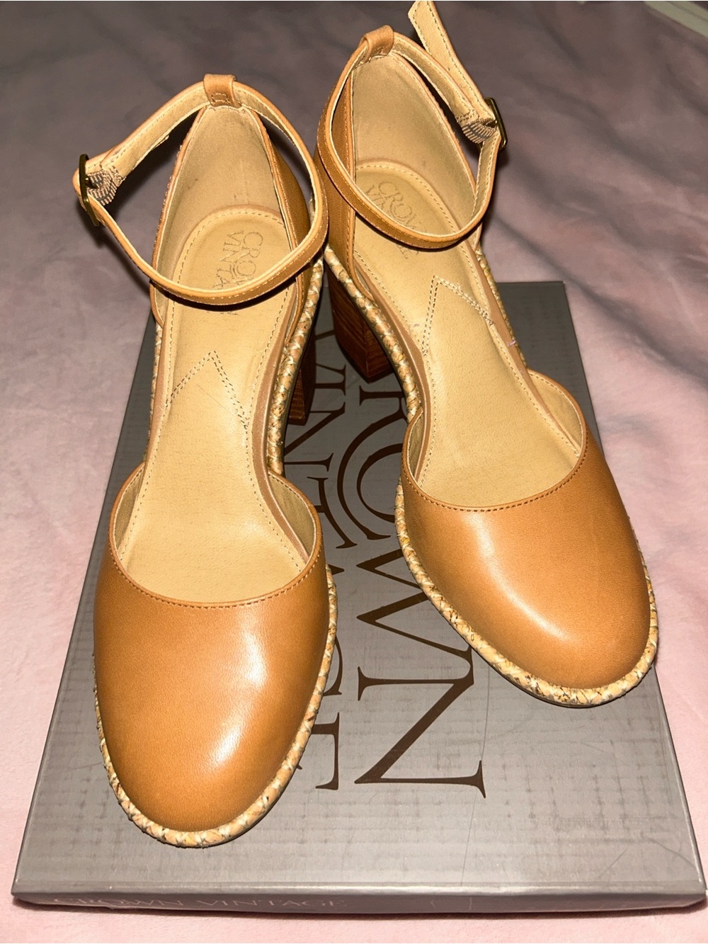 Crown Vintage: Leather Round Toe Camel colored casual chunky heel